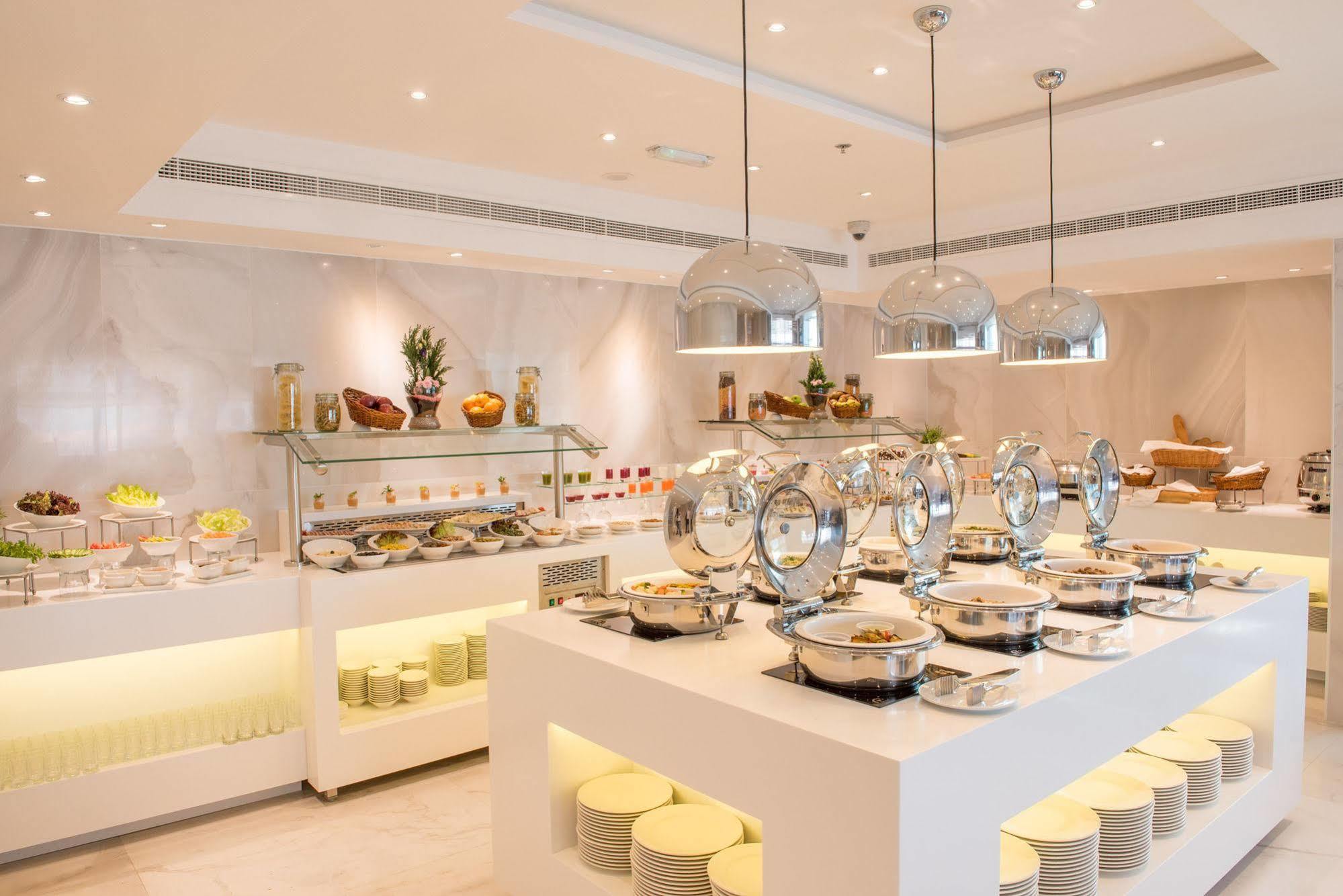 Hawthorn Extended Stay By Wyndham Abu Dhabi City Center Buitenkant foto
