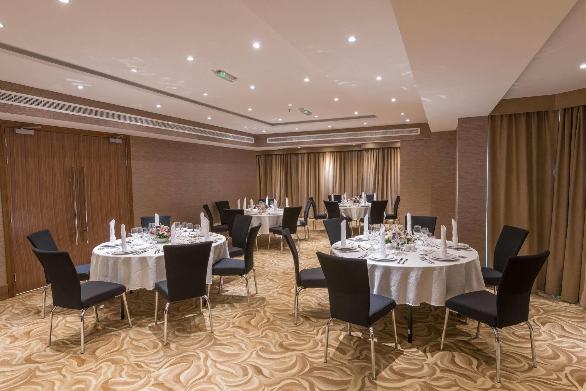 Hawthorn Extended Stay By Wyndham Abu Dhabi City Center Buitenkant foto