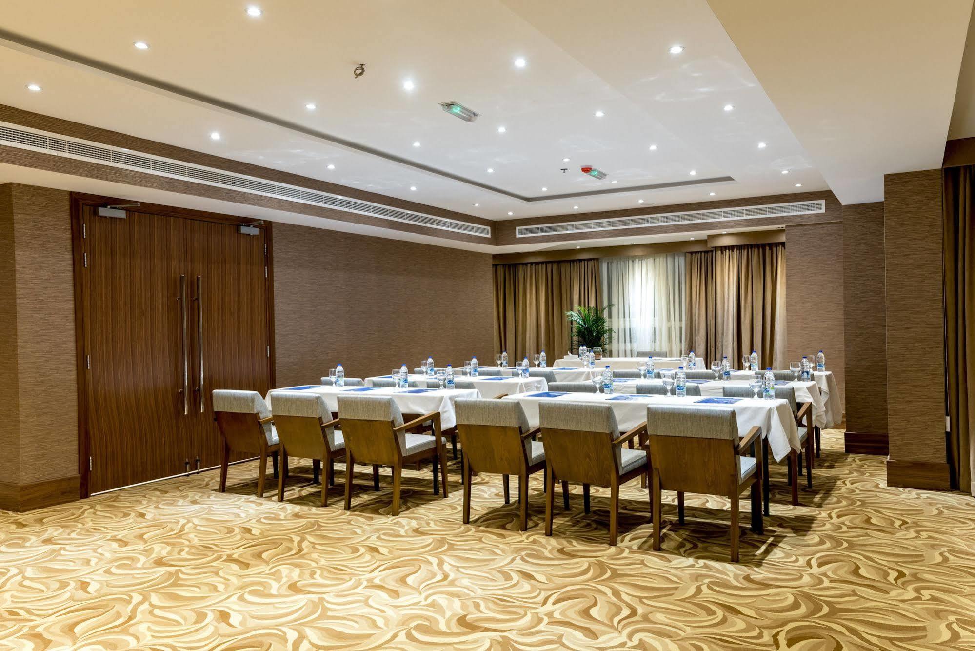 Hawthorn Extended Stay By Wyndham Abu Dhabi City Center Buitenkant foto
